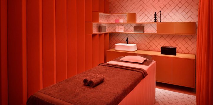 orange-treatment-room-female-2