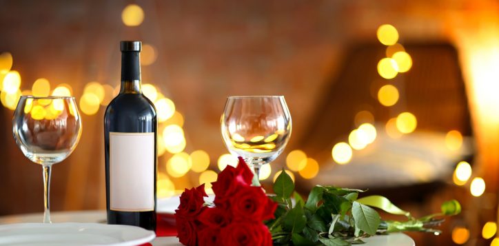 romantictablesettingwithwineandbeautifulrosesonblurred-2